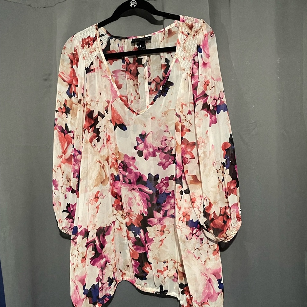 Lane Bryant beautiful floral blouse with stretch waste and sleeves.